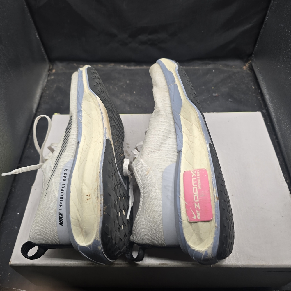 Nike‎ White and Black Athletic Sneakers - Picture 6 of 7